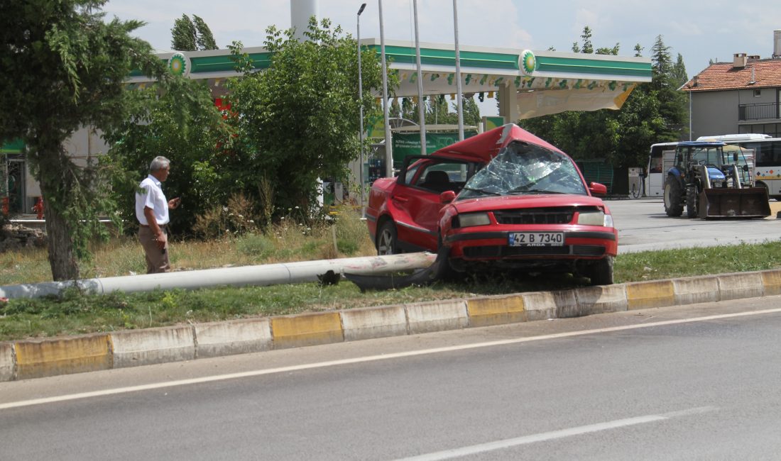 KONYA (AA) – Konya'nın Beyşehir ilçesinde otomobilin aydınlatma direğine çarpması