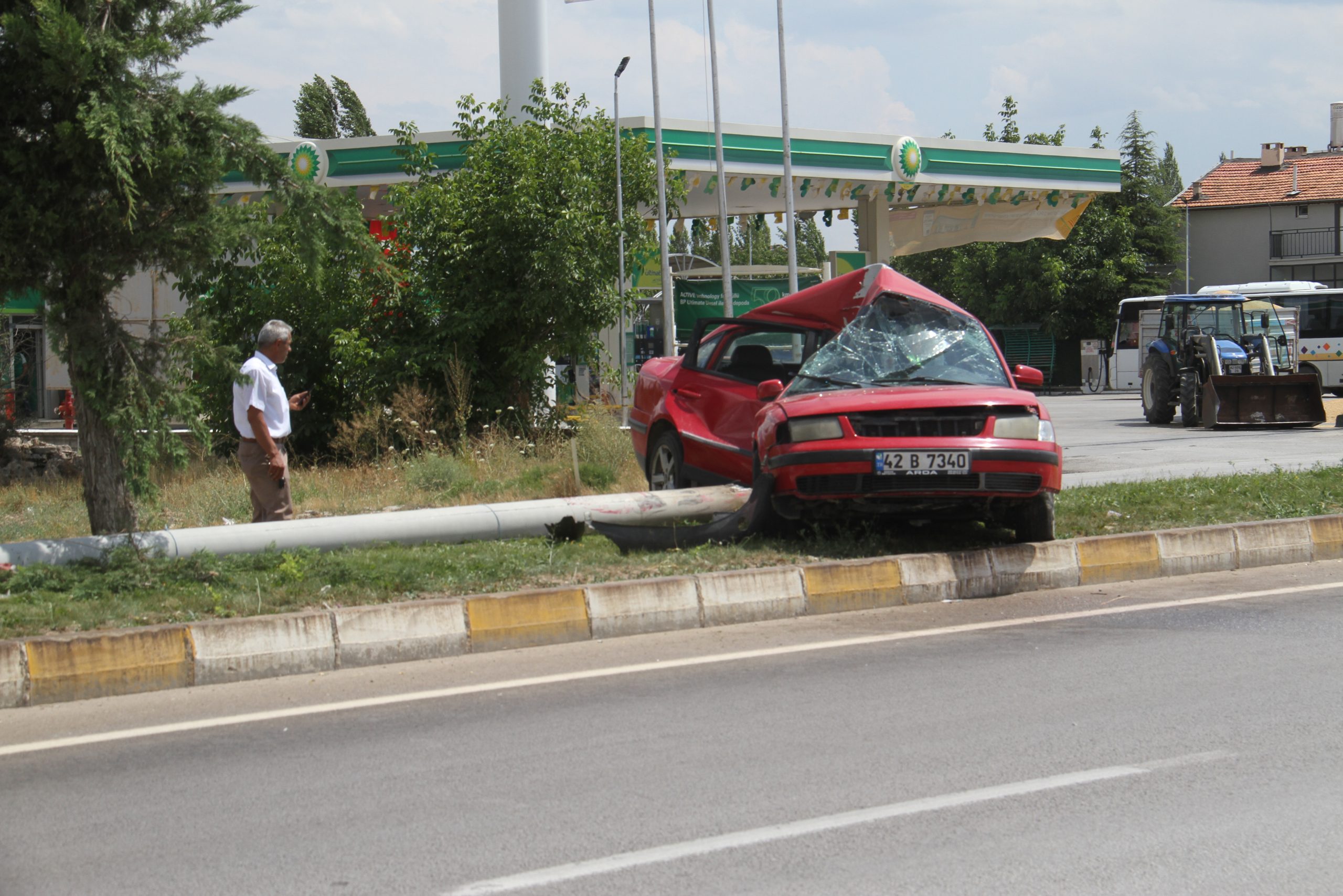 KONYA (AA) – Konya'nın Beyşehir ilçesinde otomobilin aydınlatma direğine çarpması