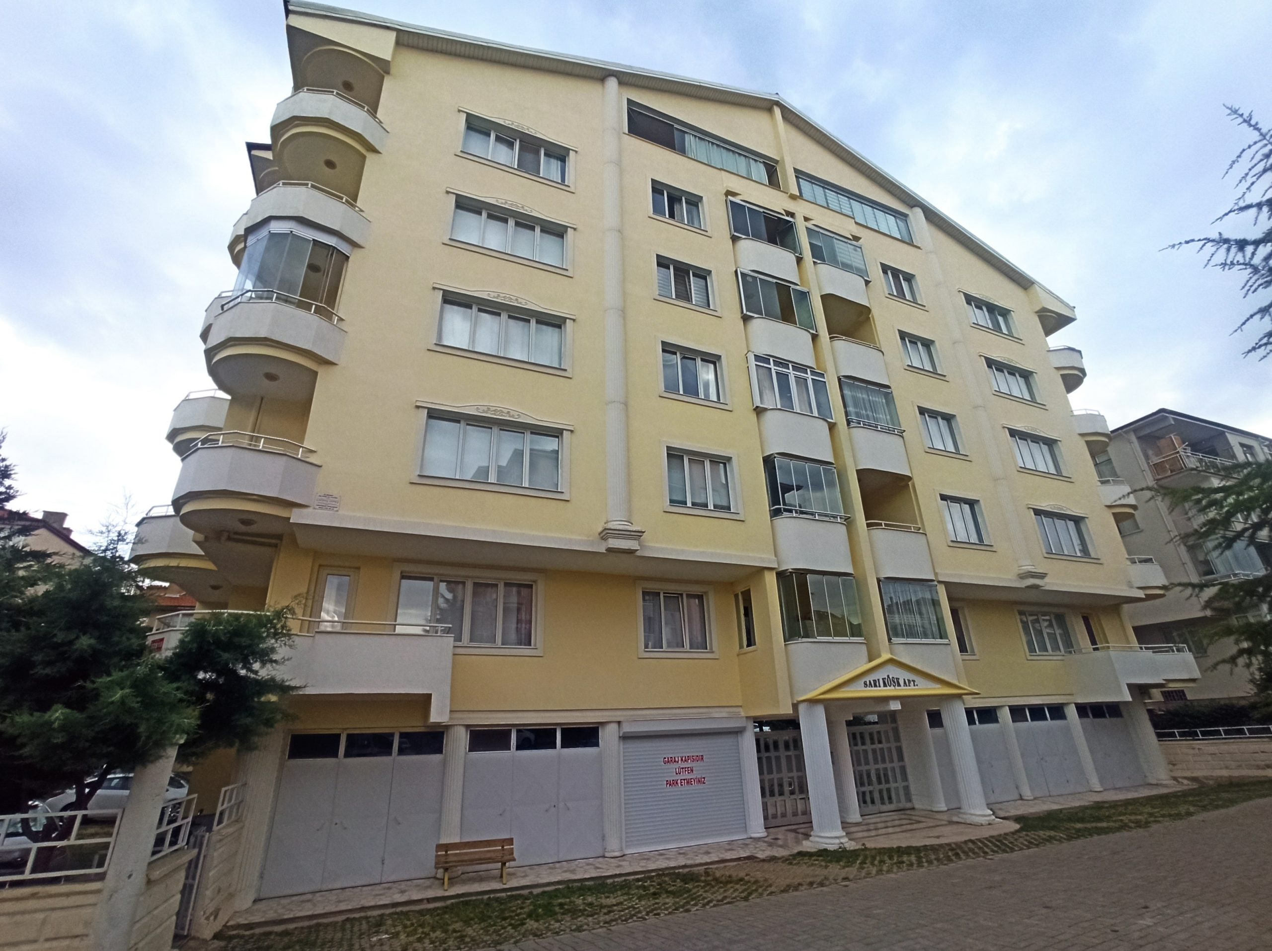 KONYA (AA) – Konya'nın Akşehir ilçesinde apartmanın beşinci katından düşen