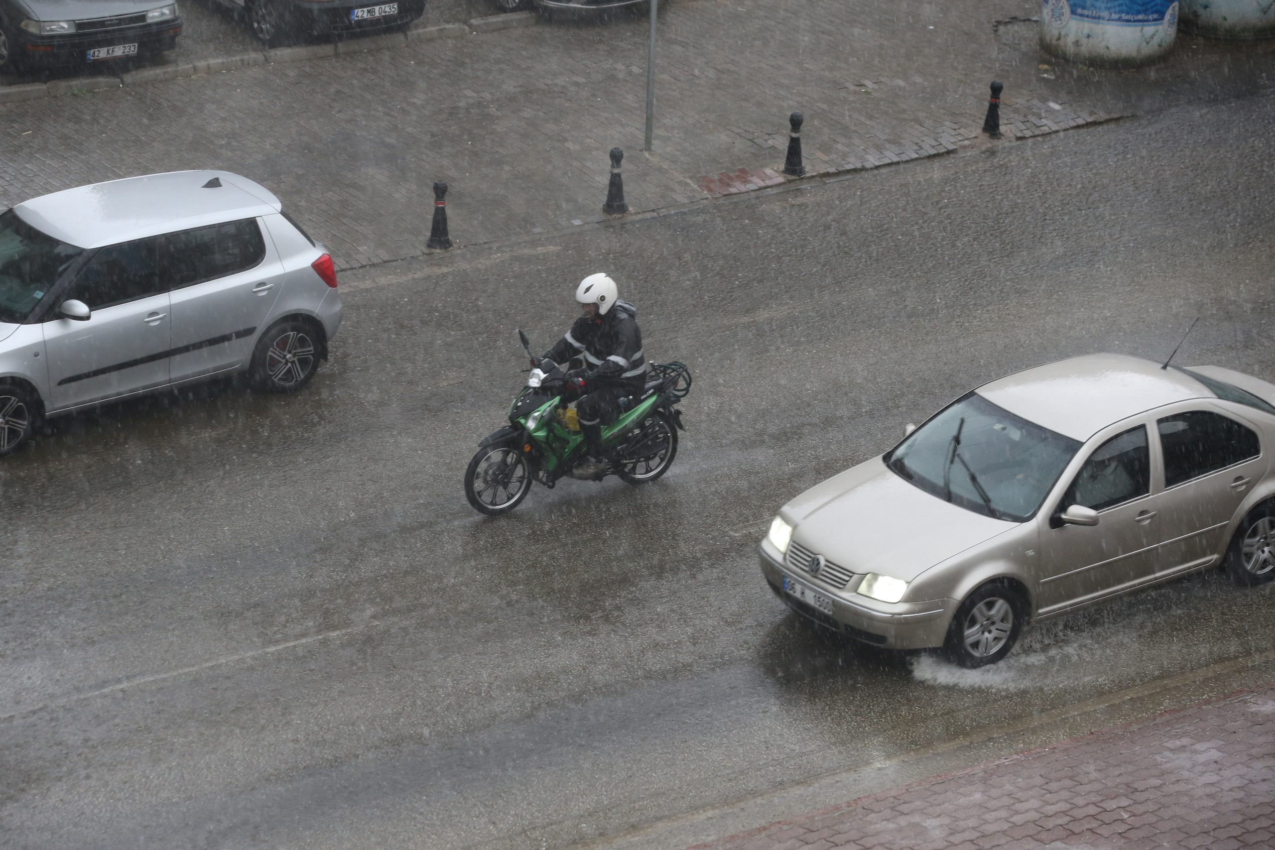 KONYA (AA) – Konya'da etkili olan sağanak nedeniyle bazı cadde