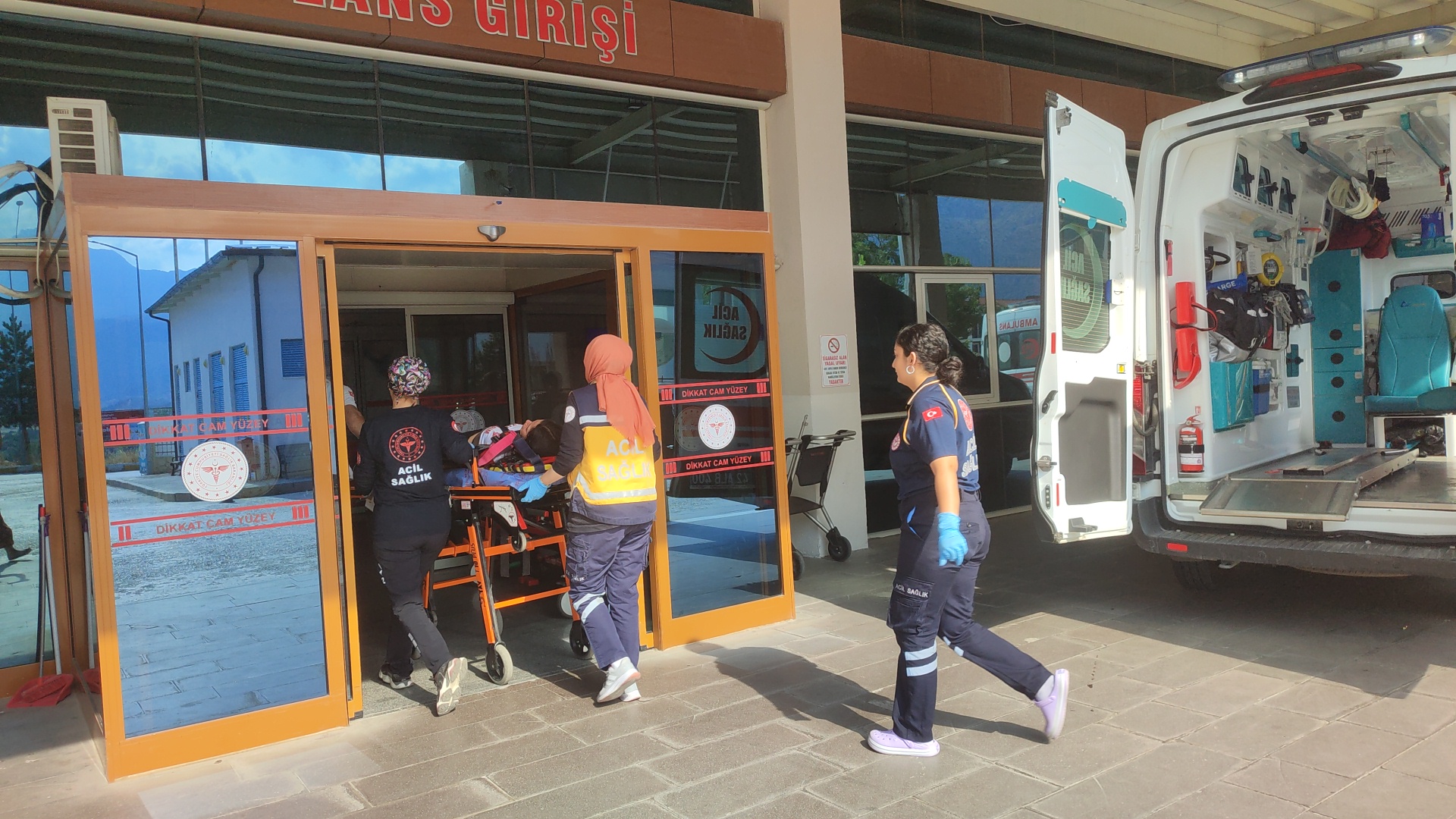 KONYA (AA) – Konya'nın Seydişehir ilçesinde 2. kattaki evlerinin penceresinden