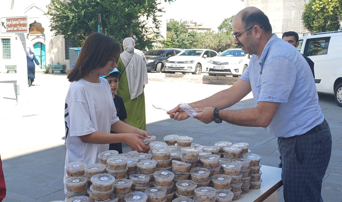 KONYA (AA) – Konya'da vatandaşlara aşure ikramında bulunuldu. Konya Vakıflar