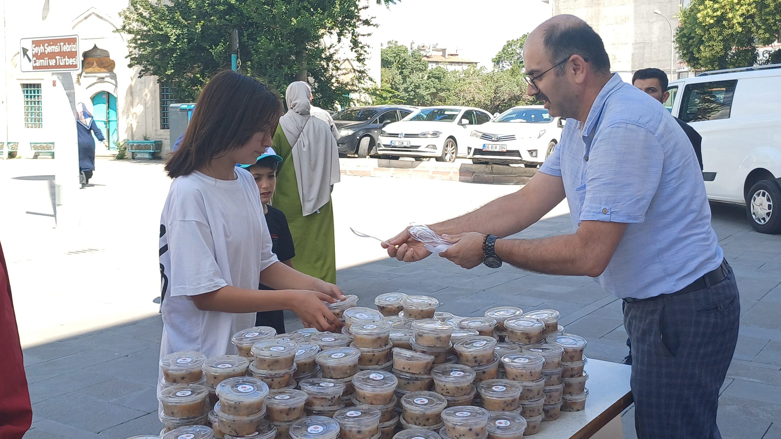 KONYA (AA) – Konya'da vatandaşlara aşure ikramında bulunuldu. Konya Vakıflar