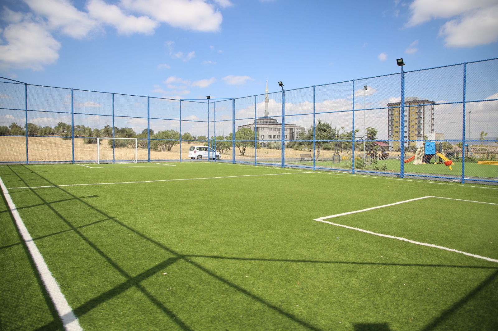 KAYSERİ (AA) – Melikgazi Belediyesi tarafından yapılan 18 futbol sahası