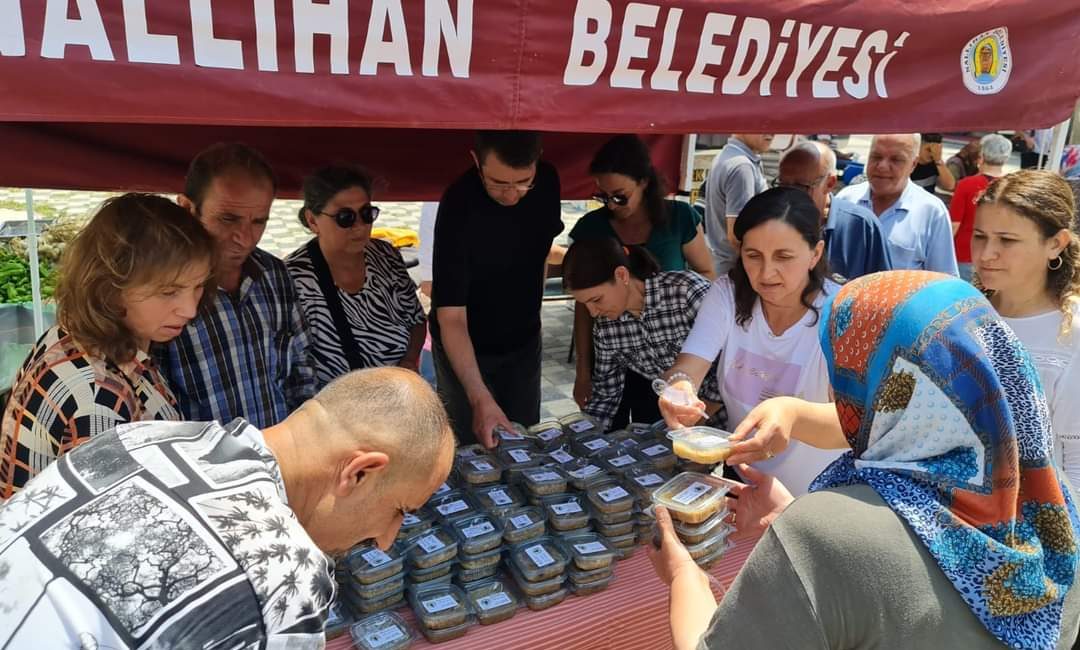 ANKARA (AA) – Ankara'nın Nallıhan ilçesinde muharrem ayı dolayısıyla vatandaşlara