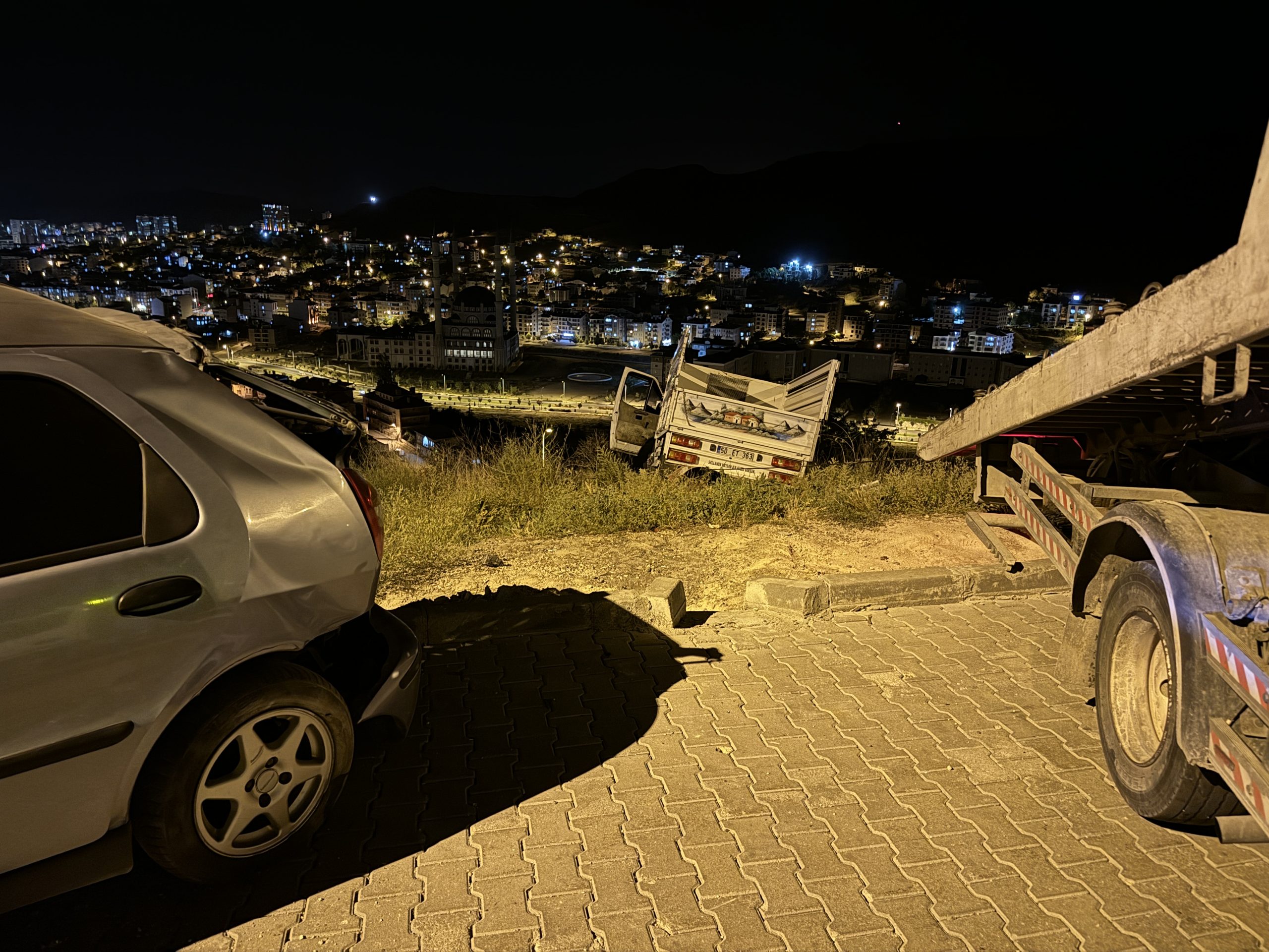 NEVŞEHİR (AA) – Nevşehir'de arkadaşı ile yol kenarında oturan eski