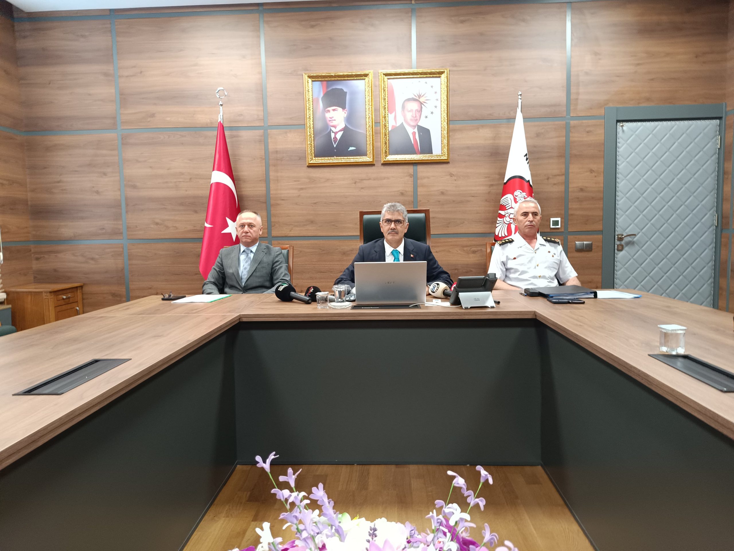 NİĞDE (AA) – Niğde'de Güvenlik Bilgilendirme Toplantısı gerçekleştirildi. Vali Cahit