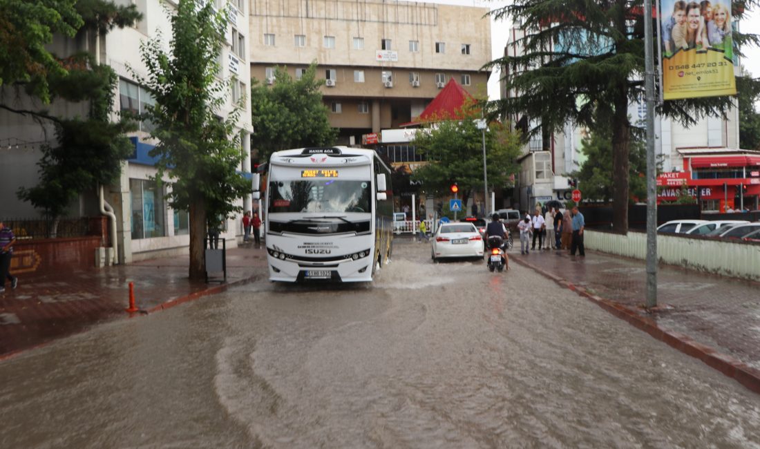 NİĞDE (AA) – Niğde'de sağanak hayatı olumsuz etkiledi. Kent merkezinde