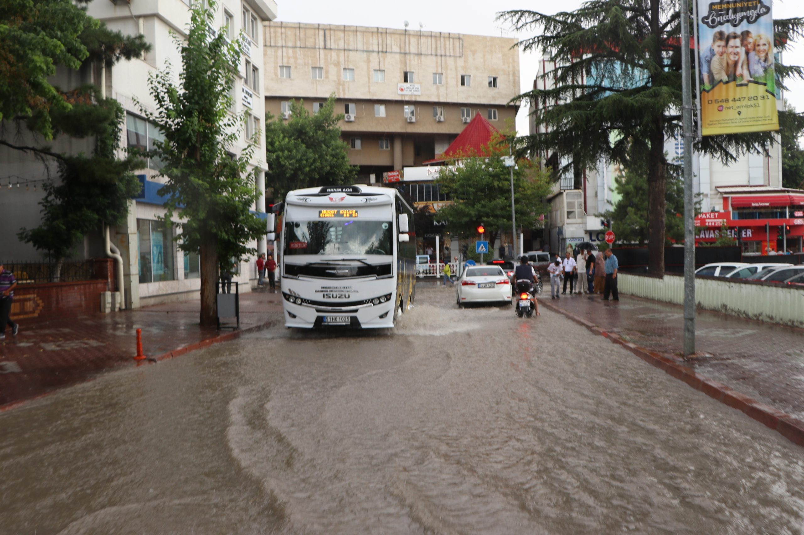 NİĞDE (AA) – Niğde'de sağanak hayatı olumsuz etkiledi. Kent merkezinde