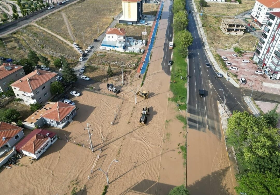 NİĞDE (AA) – Niğde'de etkili sağanak sele neden oldu. Kent