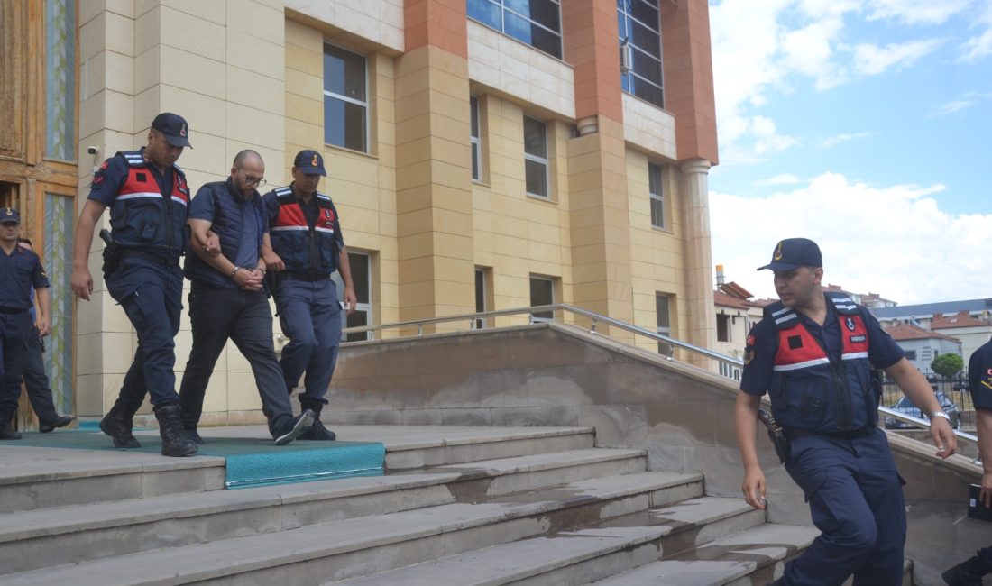 - İfadesinde 85 yaşındaki adamı evinde ekmek bıçağıyla öldürdüğünü itiraf