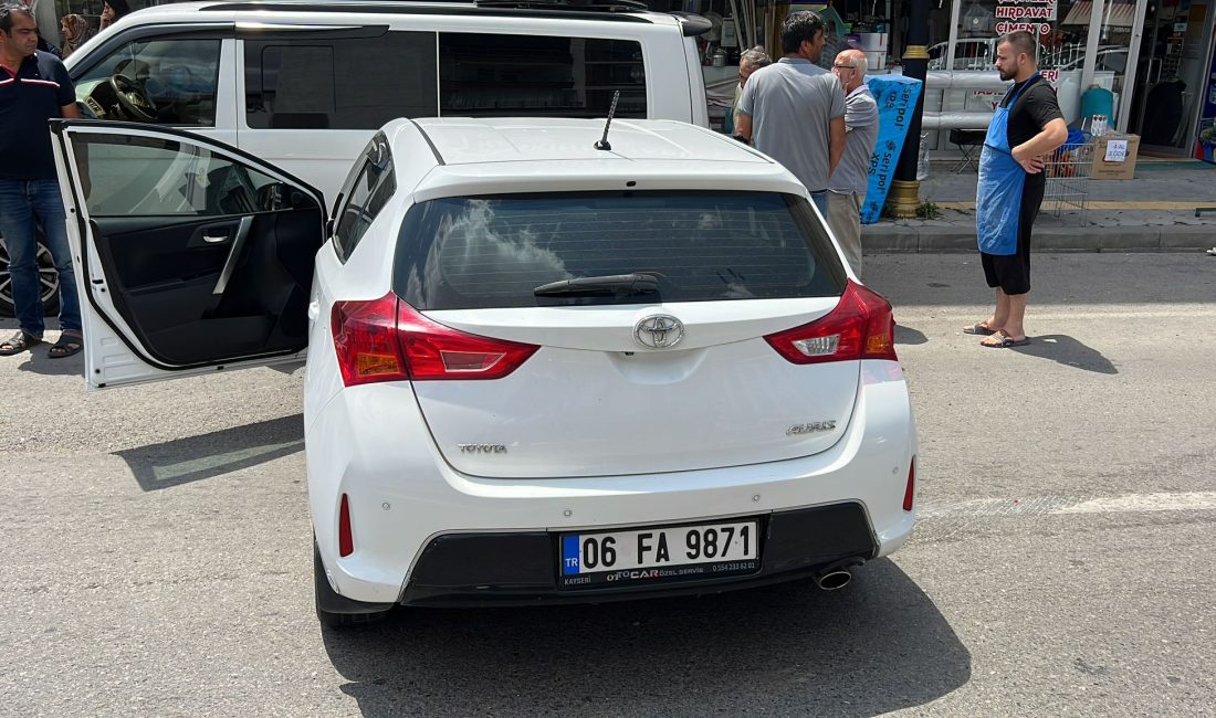 SİVAS (AA) – Sivas'ta, otomobilin park halindeki minibüse çarpması sonucu