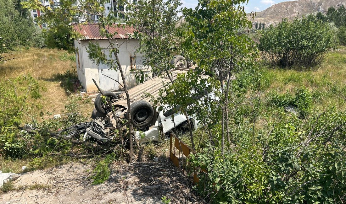 SİVAS (AA) – Sivas'ta hafif ticari aracın şarampole devrilmesi sonucu