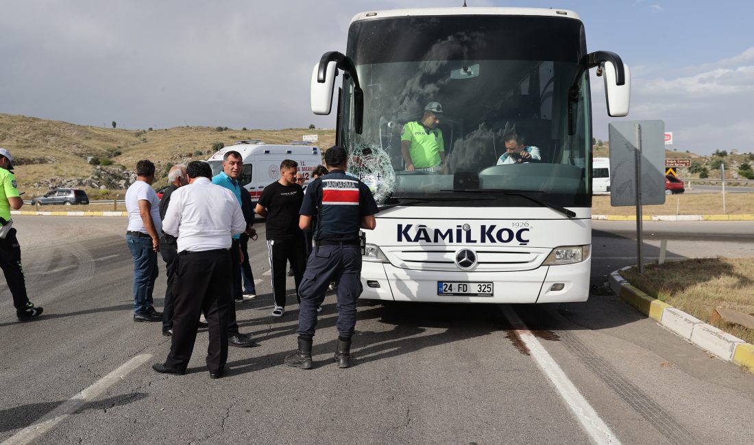 SİVAS (AA) – Sivas'ta yolun karşısına geçmek isterken yolcu otobüsünün