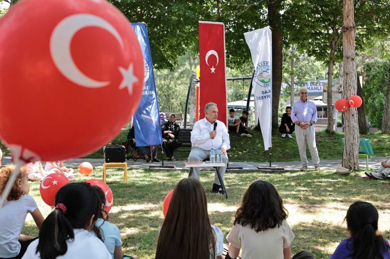 KAYSERİ (AA) – Talas Belediyesi başlattığı uygulamayla parkları çocukların kitap