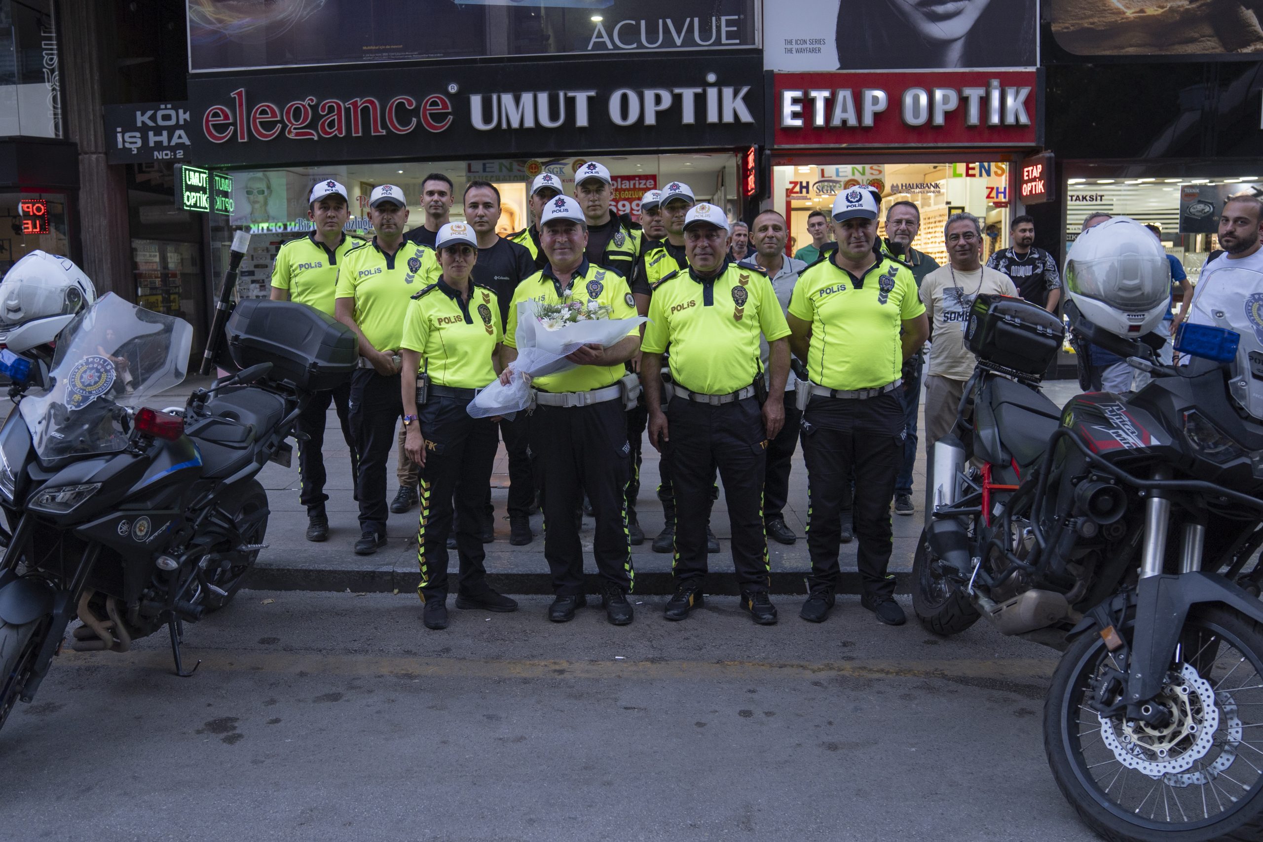 - 31 yıllık polis memuru emeklilik pastasını trafiği denetlediği Meşrutiyet