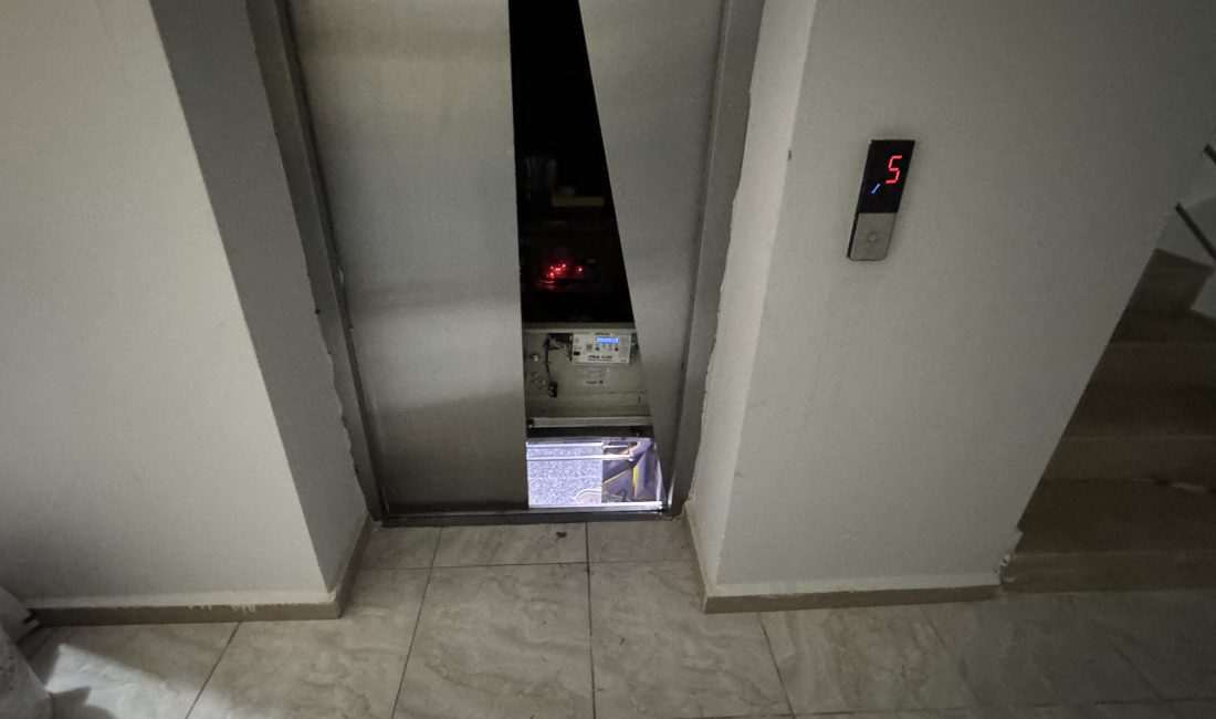 YOZGAT (AA) – Yozgat'ta asansör kabiniyle duvar arasında sıkışan kadın