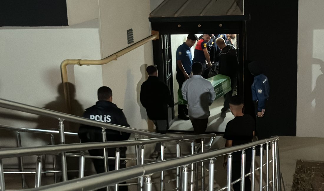 YOZGAT (AA) – Yozgat'ta asansör kabiniyle duvar arasında sıkışan kadın