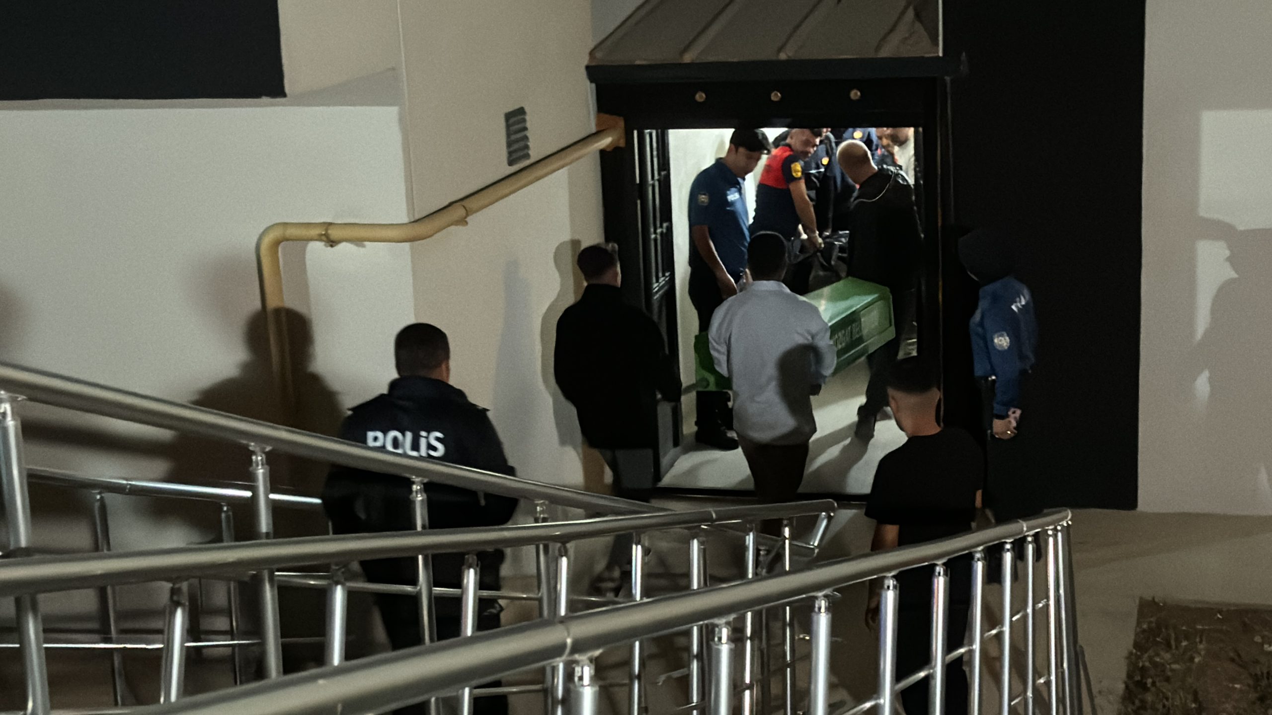 YOZGAT (AA) – Yozgat'ta asansör kabiniyle duvar arasında sıkışan kadın