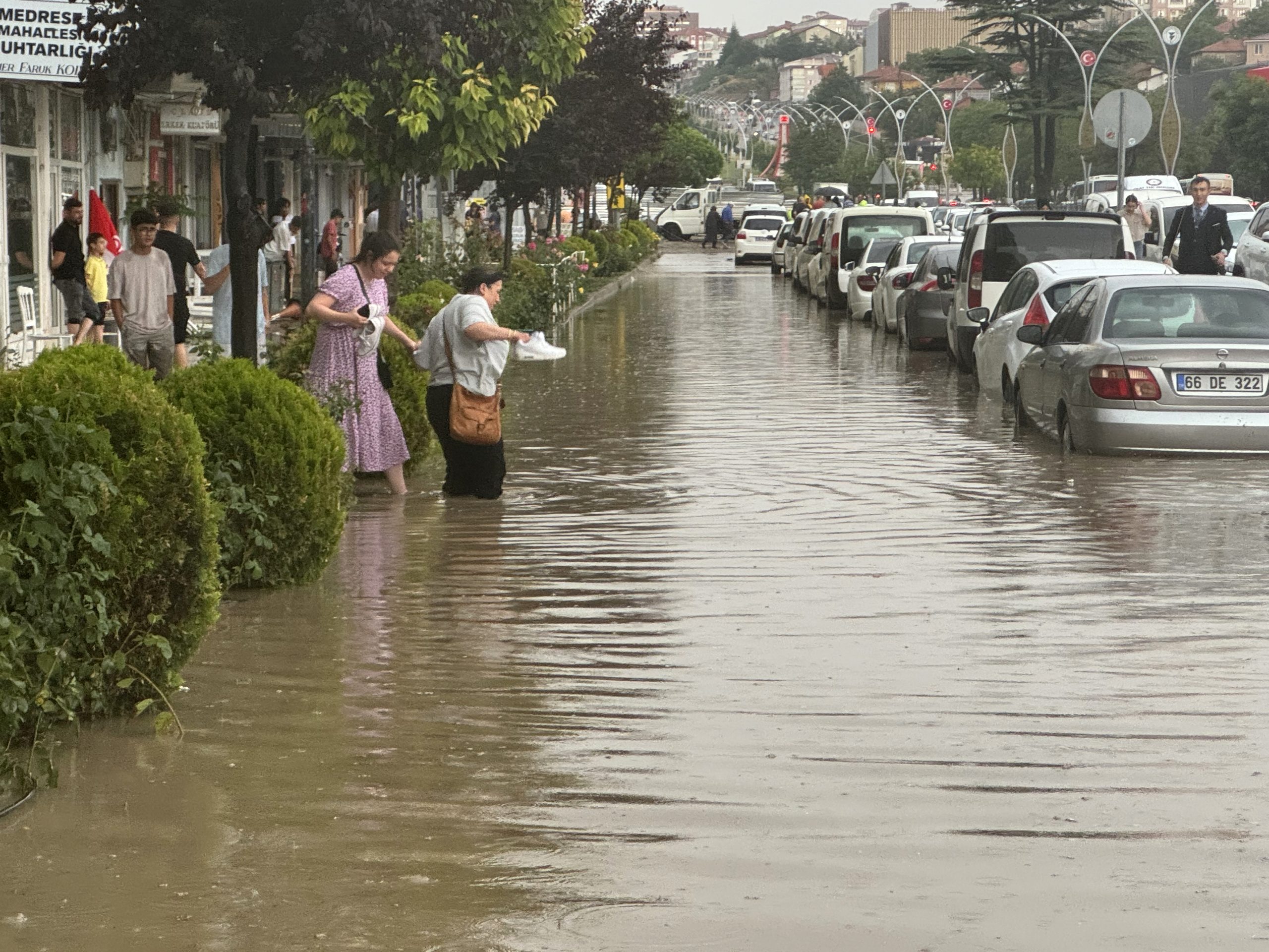 YOZGAT (AA) – Yozgat'ta sağanak hayatı olumsuz etkiledi. Kent merkezinde