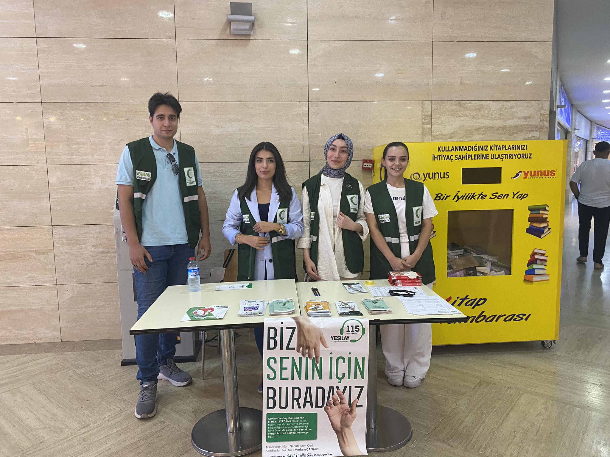 Çankırı Yeşilay Şubesi tarafından yapılan stand çalışmasında vatandaşlara zararlı alışkanlık