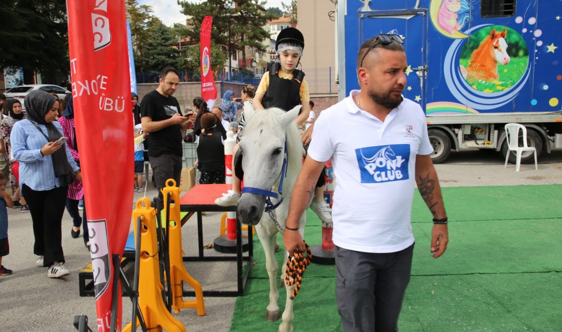 Çankırı’da çocuklar, Türkiye Jokey Kulübünce (TJK) sürdürülen sosyal sorumluluk projesi