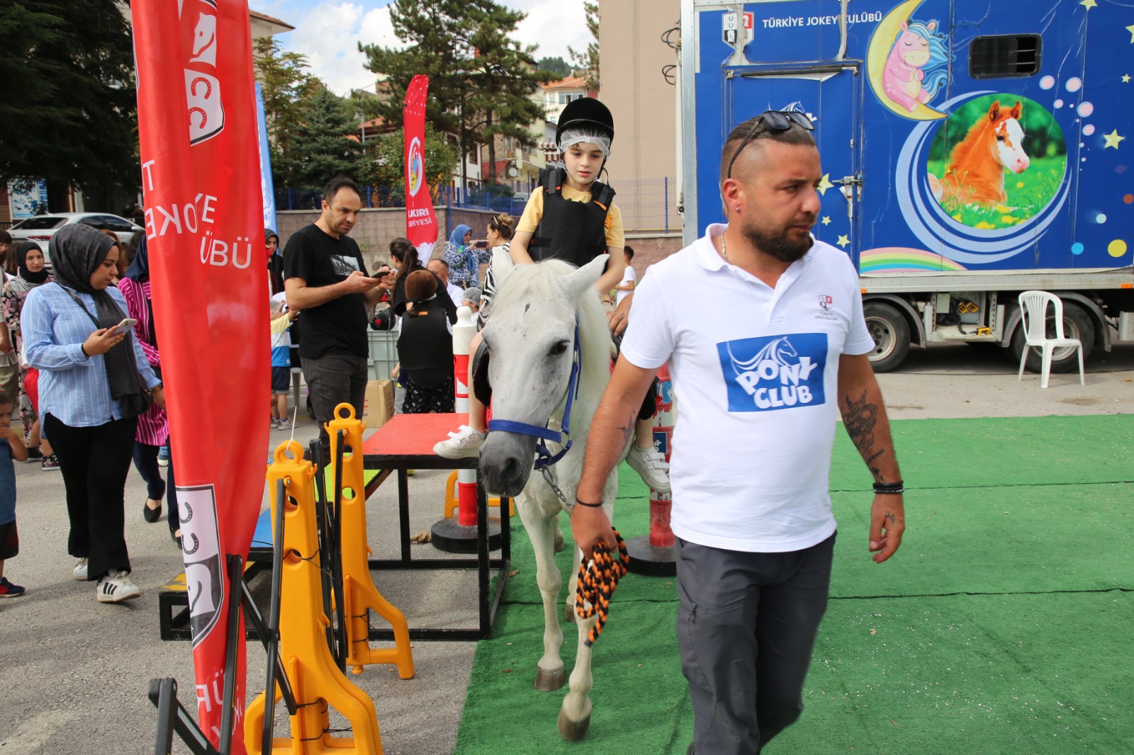 Çankırı’da çocuklar, Türkiye Jokey Kulübünce (TJK) sürdürülen sosyal sorumluluk projesi