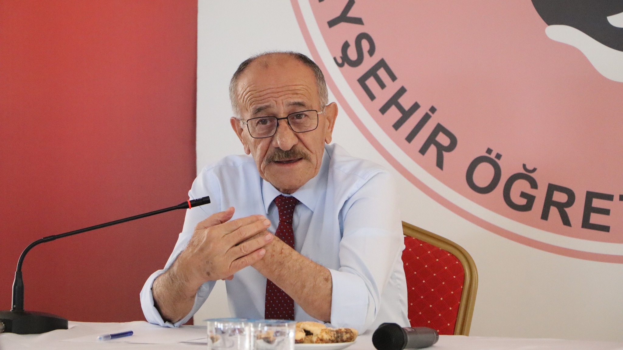 KONYA (AA) – Beyşehir Belediye Başkanı Adil Bayındır, muhtarlarla görüştü.