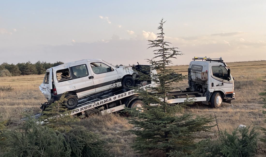 ESKİŞEHİR (AA) – Eskişehir'de hafif ticari aracın şarampole devrilmesi sonucu