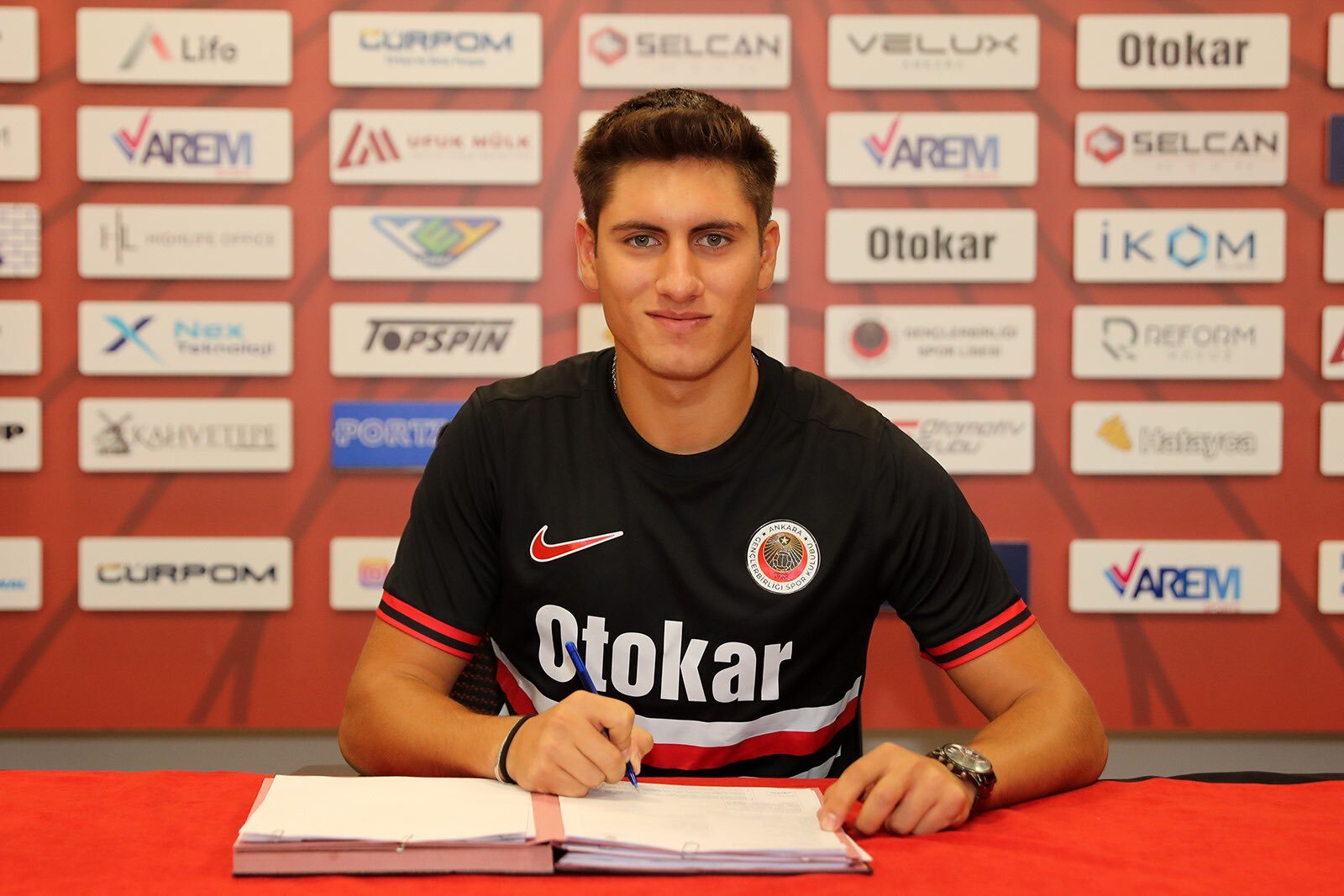 ANKARA (AA) – Gençlerbirliği, akademi futbolcularından Mert Tekin ile profesyonel