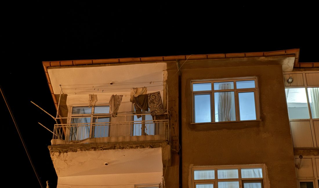 KARAMAN (AA) – Karaman'da evlerinin penceresinden aşağıdaki bir iş yerinin