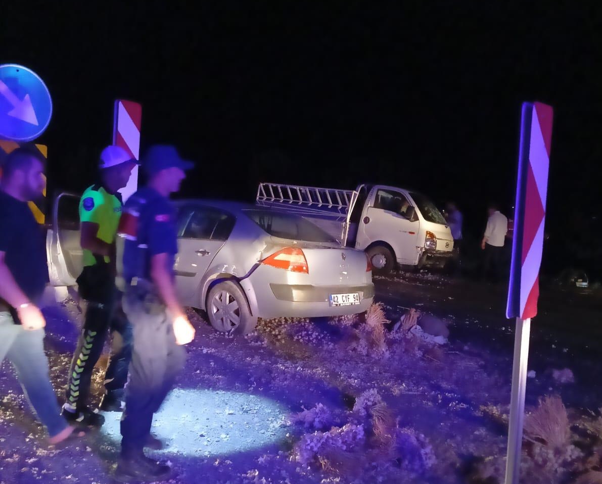 KONYA (AA) – Konya'nın Kadınhanı ilçesinde otomobille kamyonetin çarpıştığı trafik