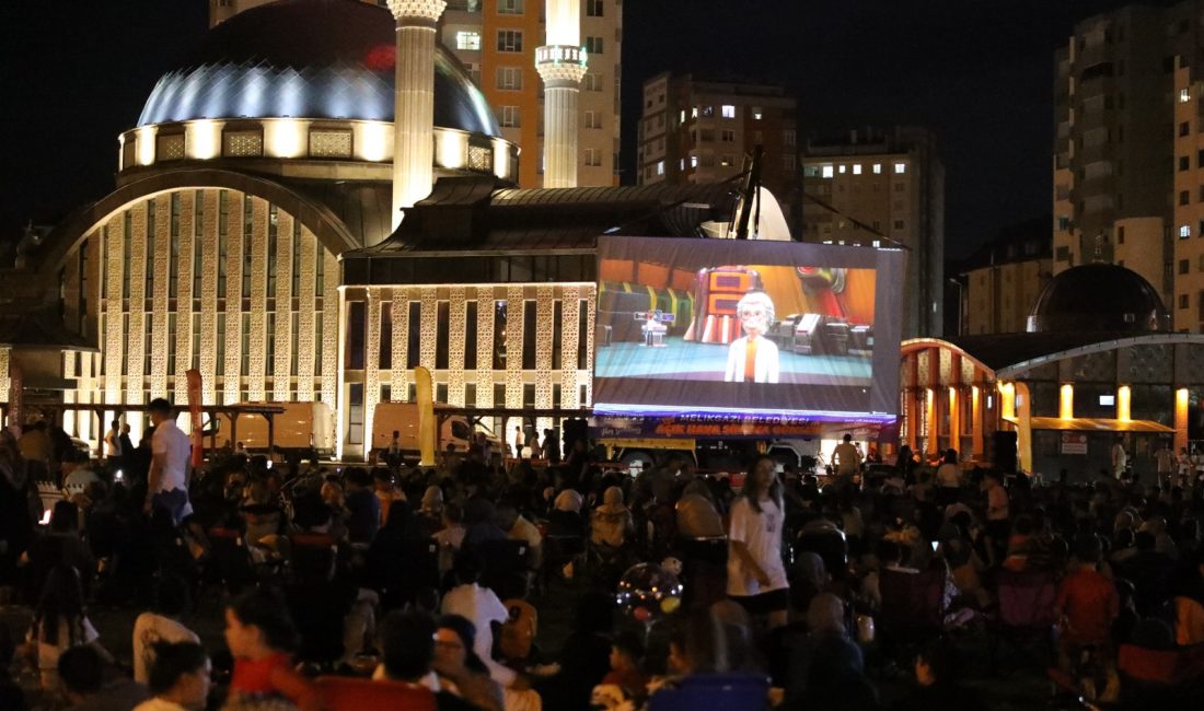KAYSERİ (AA) – Melikgazi Belediyesince gelenekselleşen yaz sineması etkinliğinde vatandaşlar
