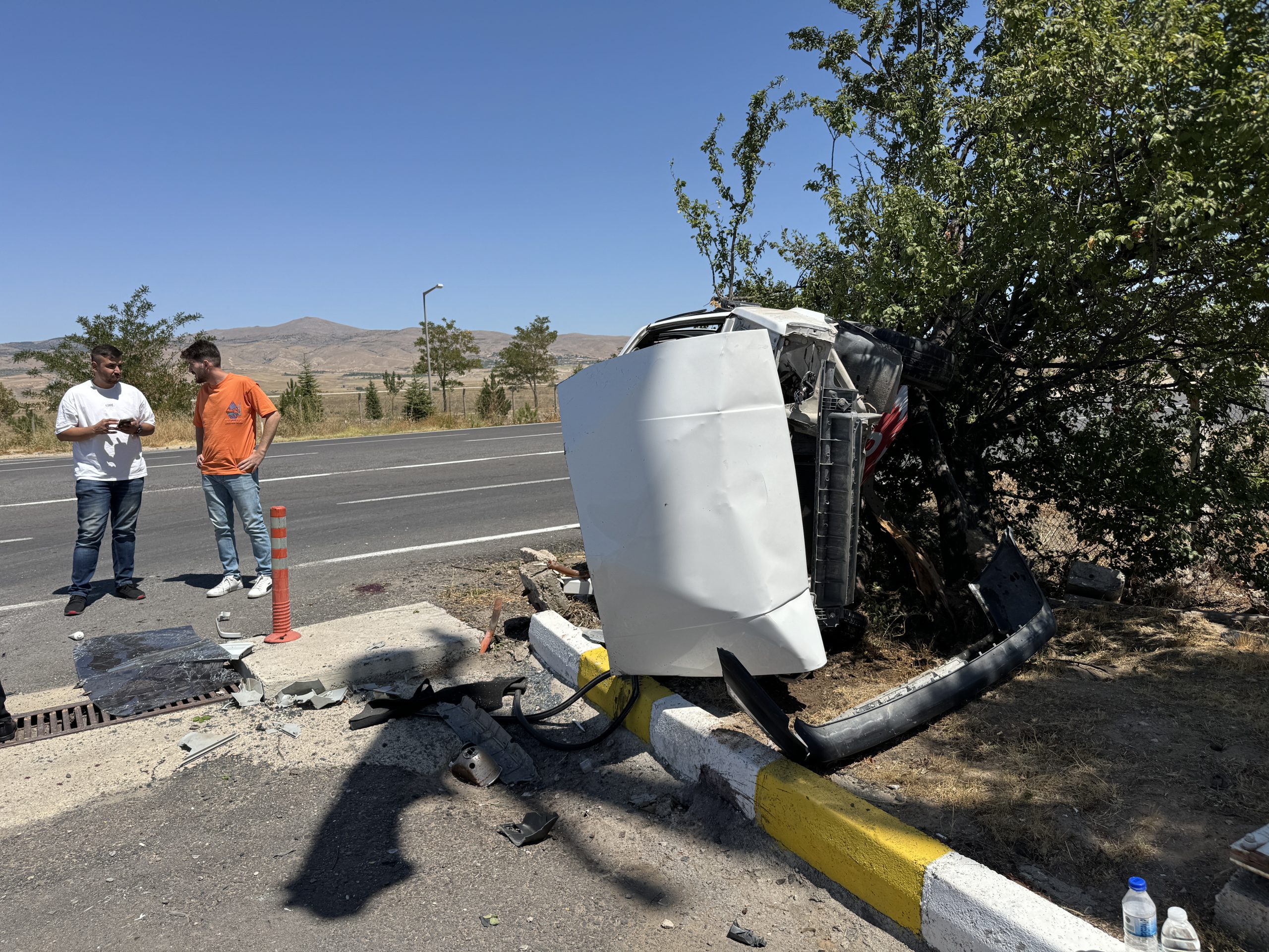 NEVŞEHİR (AA) – Nevşehir'in Gülşehir ilçesinde refüje çarparak devrilen otomobildeki