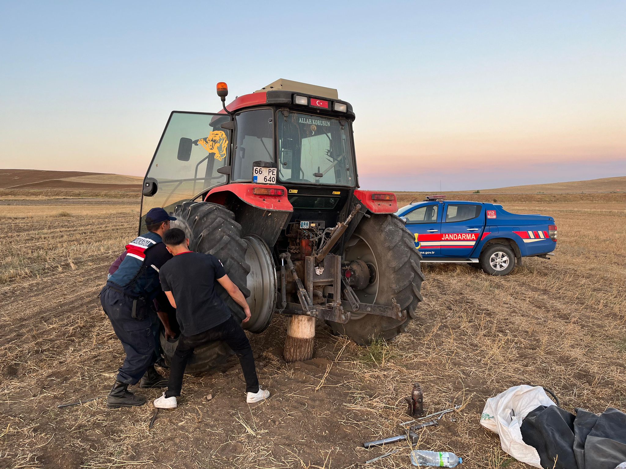 YOZGAT (AA) – Yozgat'ta jandarma ekipleri, tarlada kalan Ünsal Çal'a