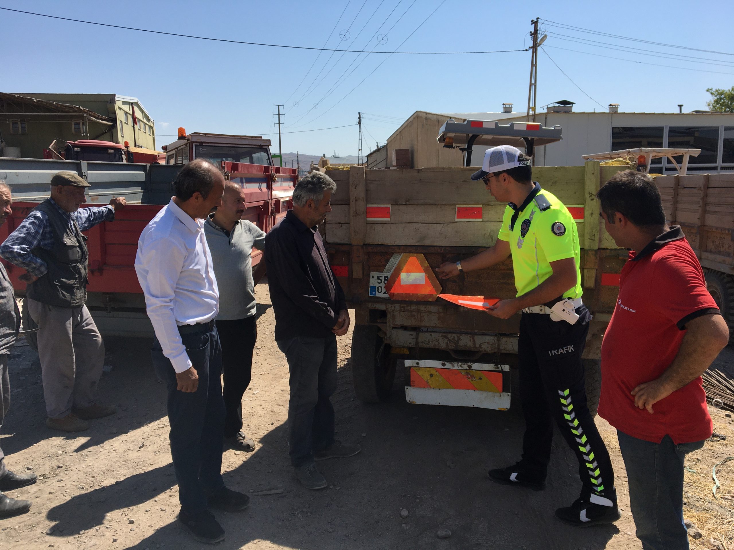 SİVAS (AA) – Sivas'ın Zara ilçesinde trafik polisleri traktör sürücülerine