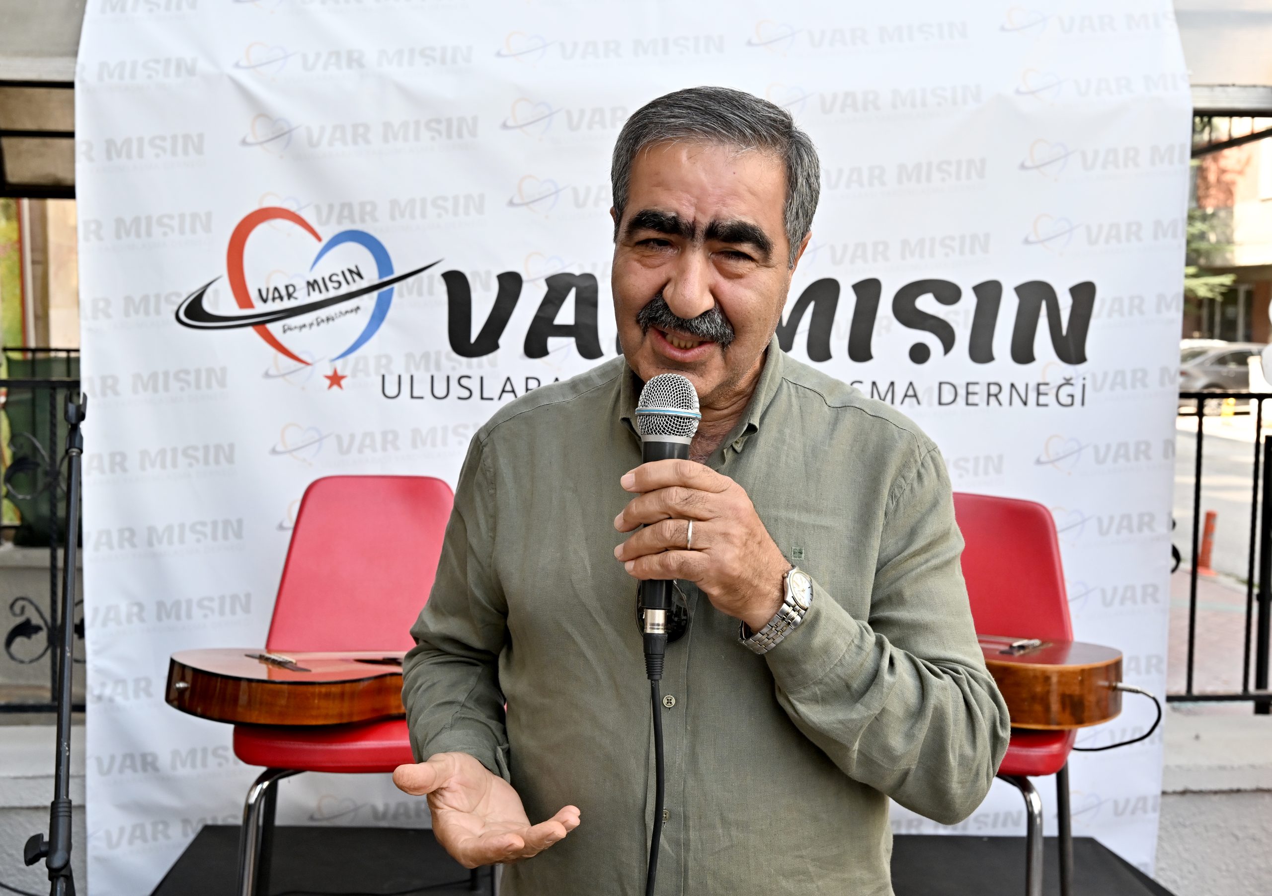 - Hayırseverlerin bağışladığı kıyafetlerin gönüllüler tarafından temizlenip onarıldığı ve estetik