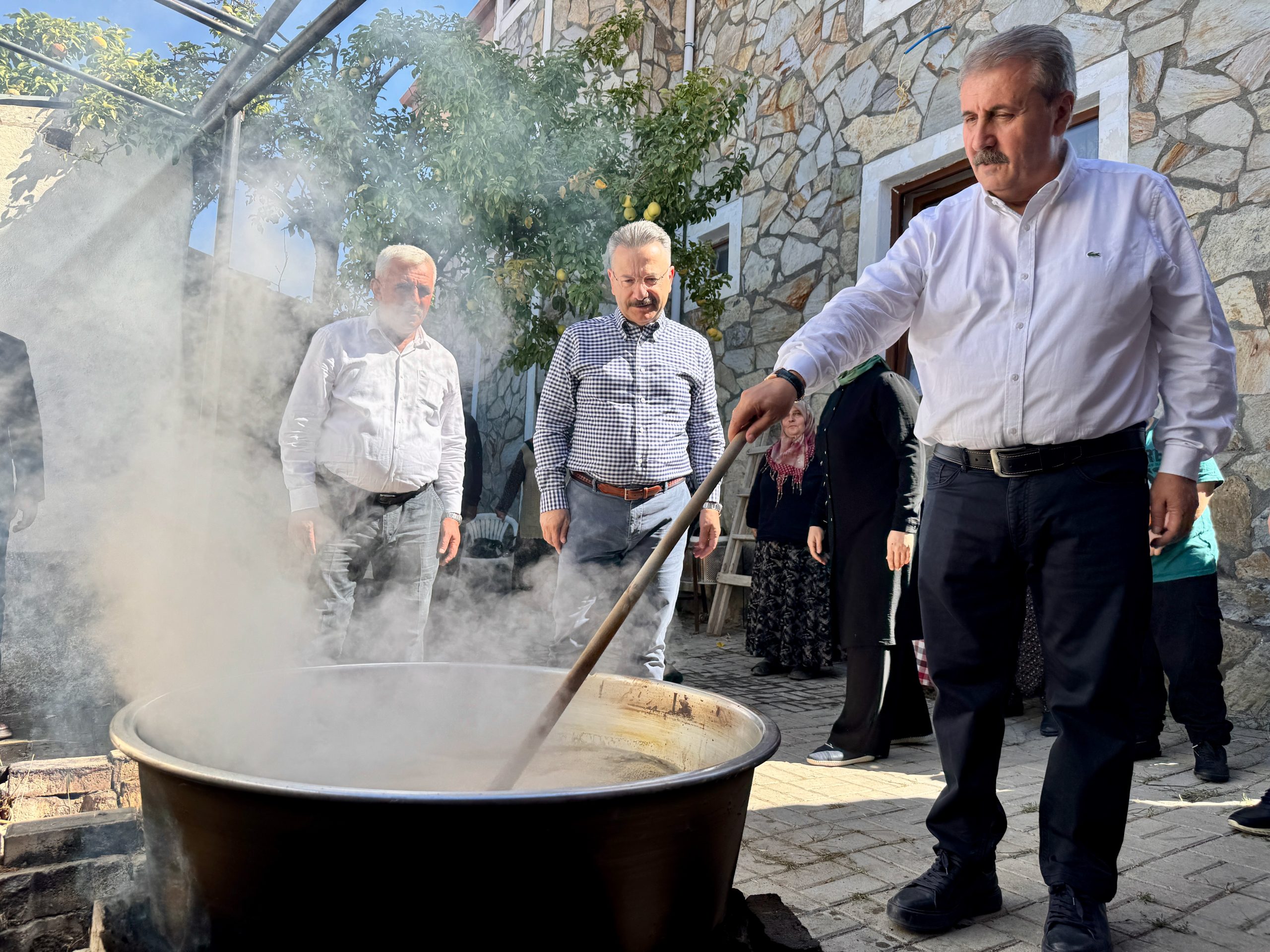 - "Gün gelecek katil İsrail, Netanyahu, bu yaptıklarının bedelini misliyle