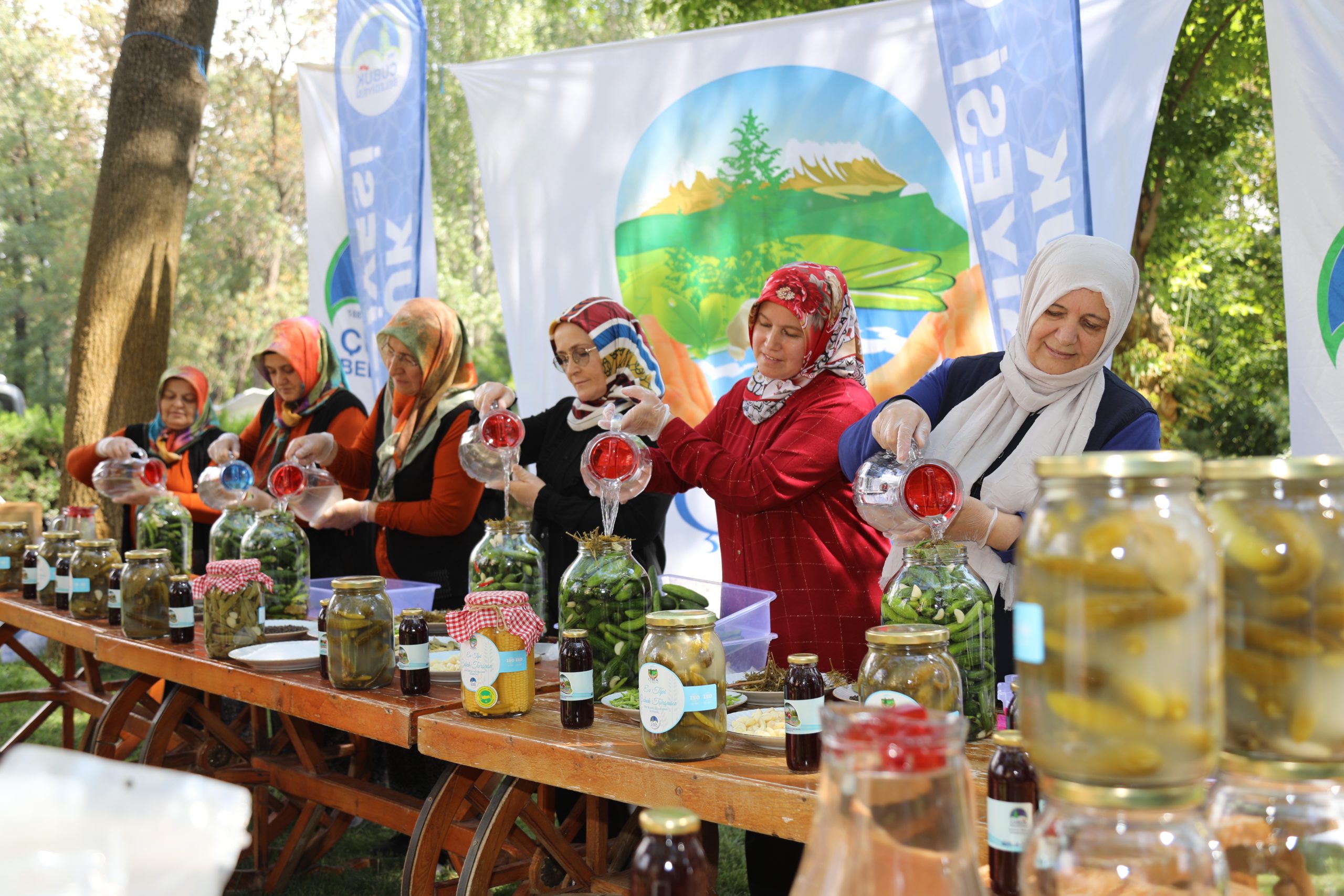 ANKARA (AA) – Çubuk ilçesinde turşu kurulumu devam ederken, kadınlar
