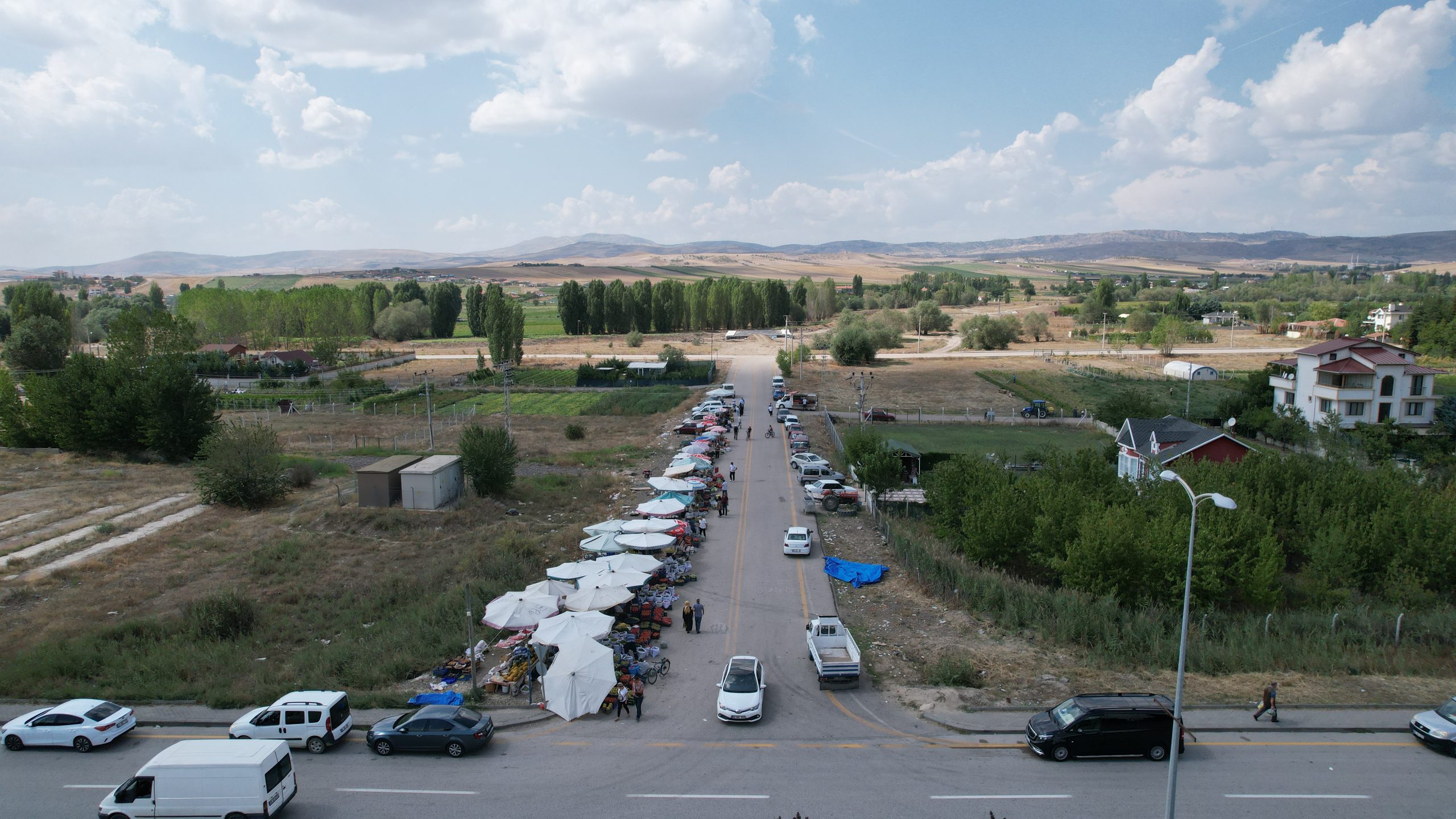 ANKARA (AA) – Ankara'nın Çubuk ilçesinde çiftçilerin yetiştirdiği ürünlerin satışa