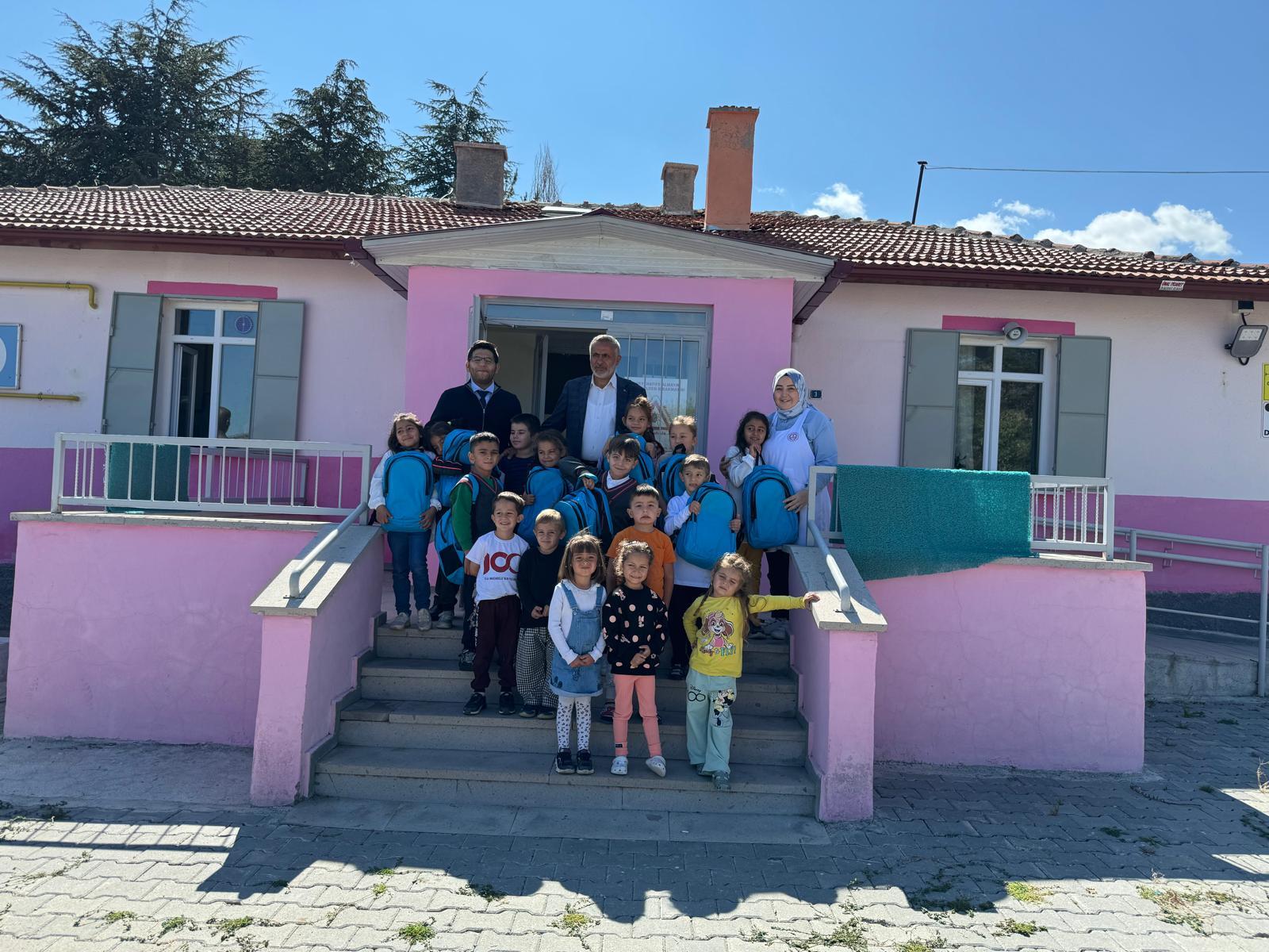 ÇANKIRI (AA) – Dodurga Belediyesi, beldedeki öğrencilere kırtasiye desteğinde bulundu.