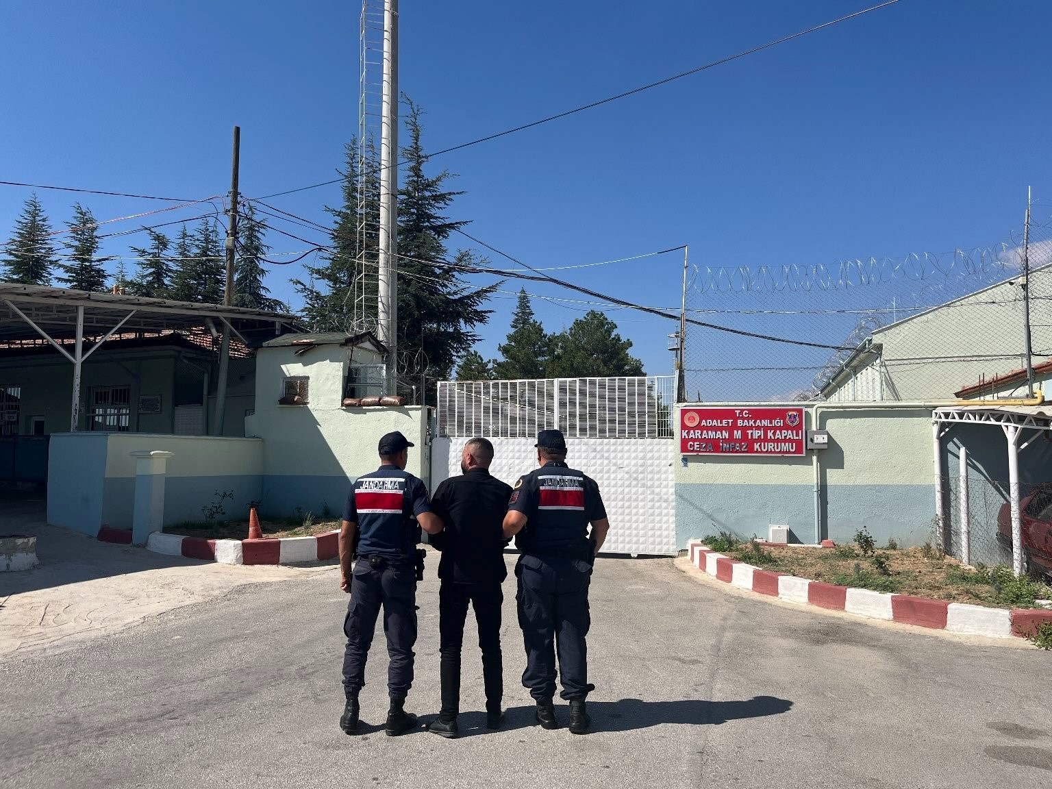 KARAMAN (AA) – Karaman'da jandarma ekiplerinin düzenlediği operasyonda aranması bulunan