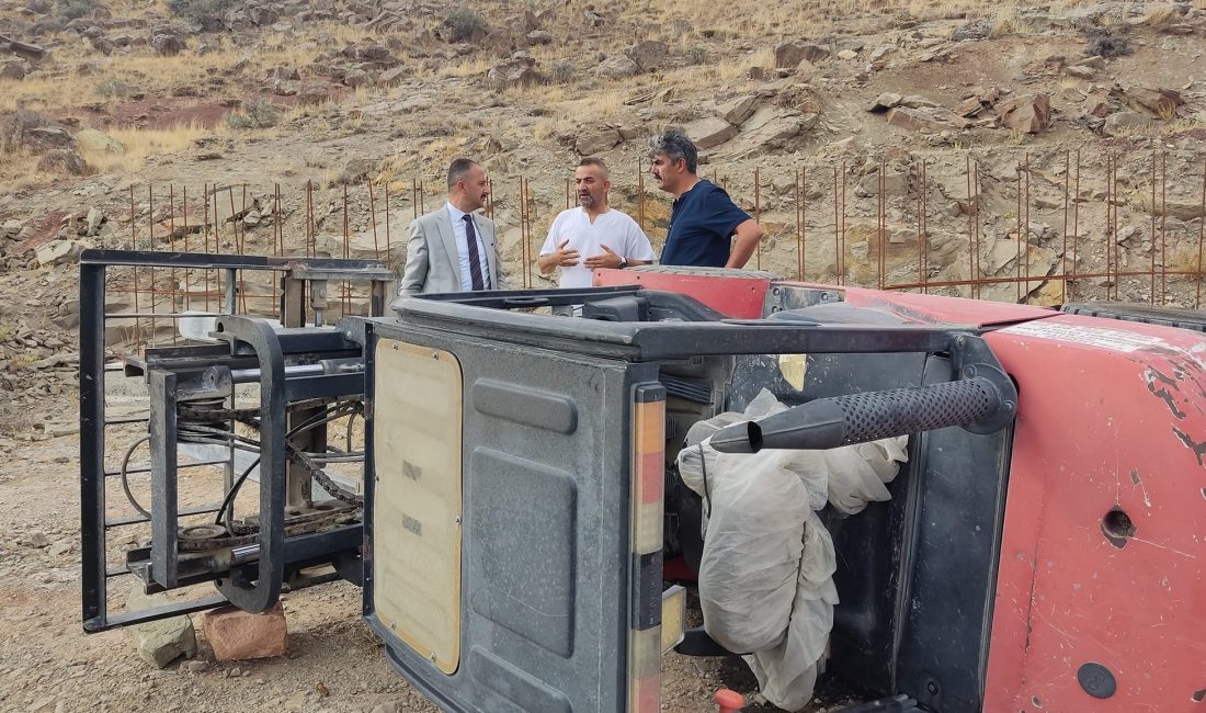 KAYSERİ (AA) – Kayseri'nin Bünyan ilçesinde devrilen forkliftin altında kalan