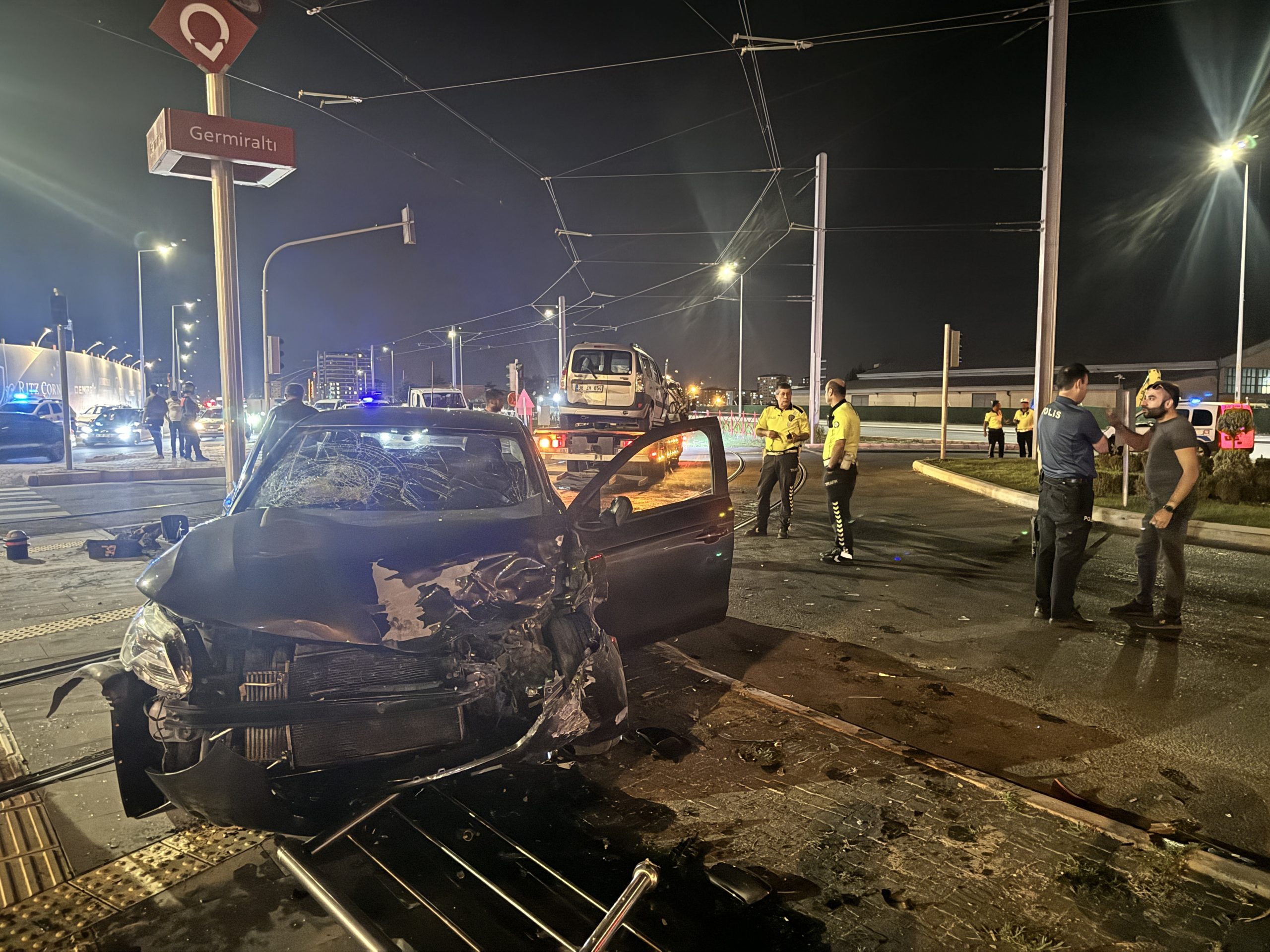 KAYSERİ (AA) – Kayseri'nin Talas ilçesinde iki otomobilin çarpışması sonucu
