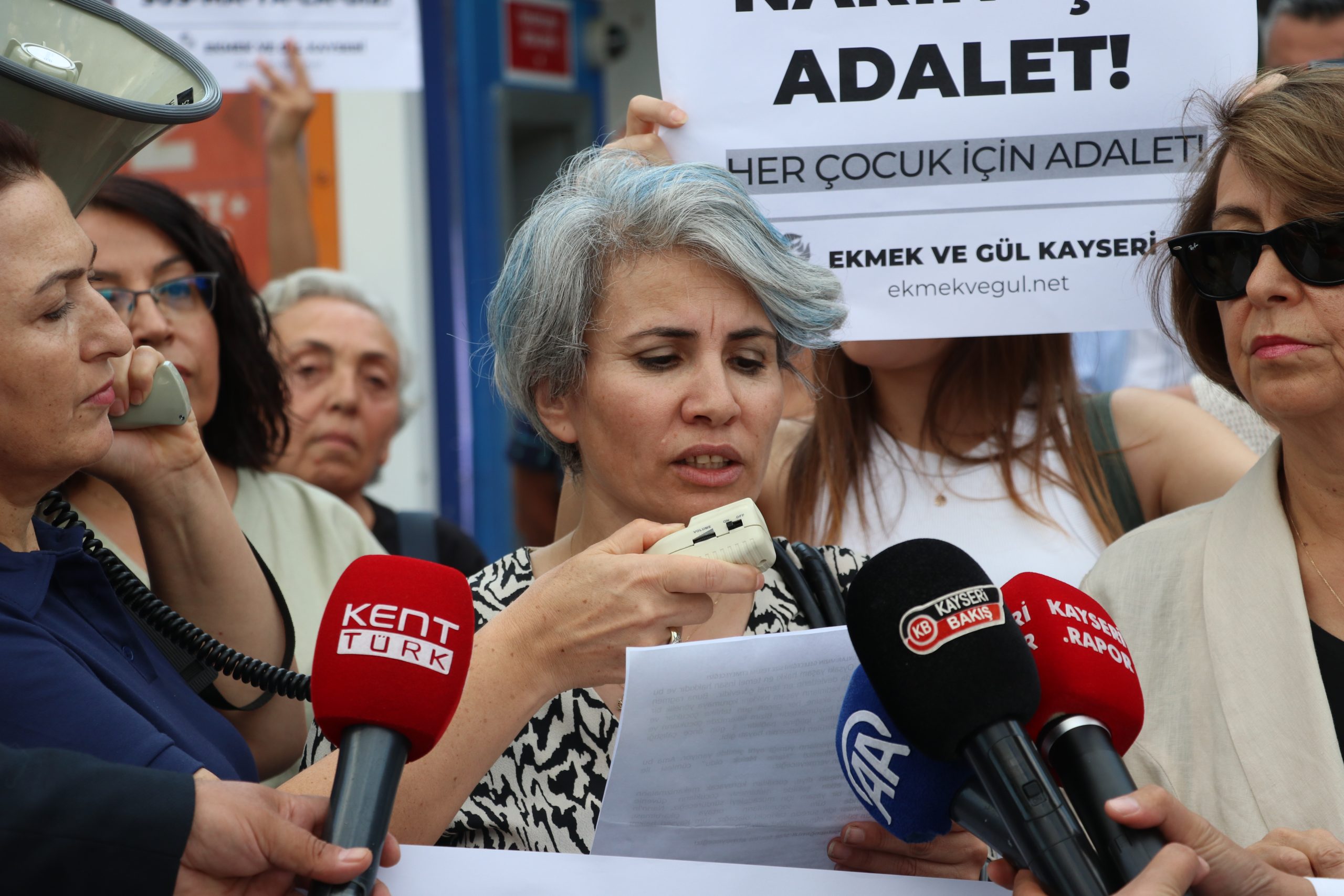 KAYSERİ (AA) – Kayseri'de kadın platformu üyeleri, Diyarbakır'da dün cansız