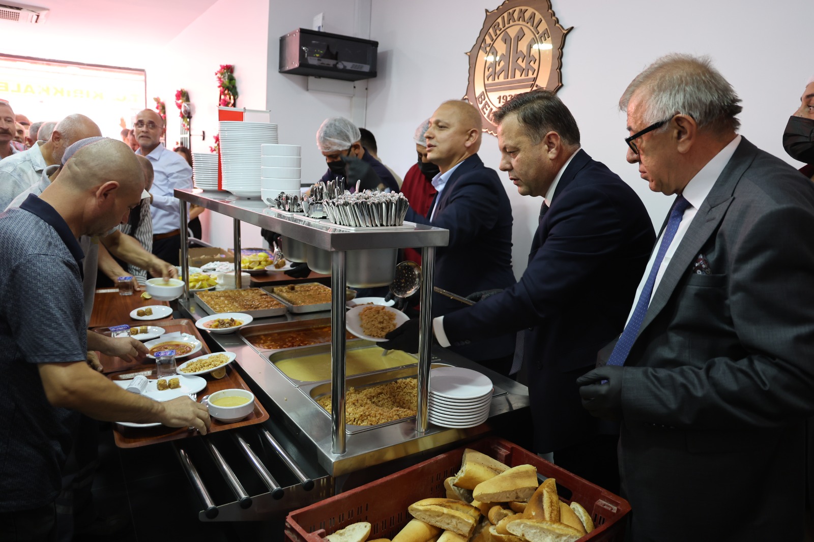 KIRIKKALE (AA) – Kırıkkale Belediyesi Kent Lokantası hizmet vermeye başladı.