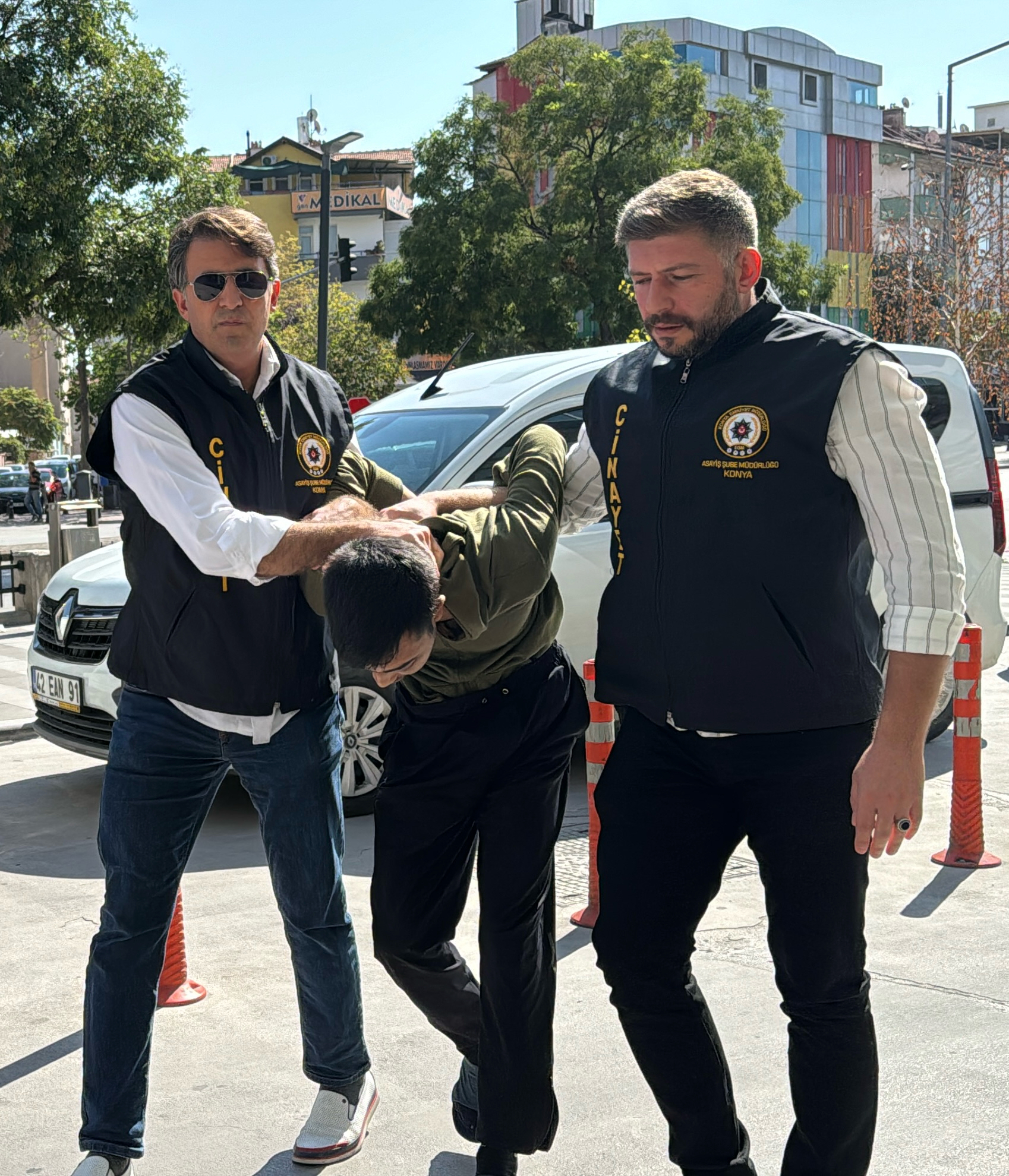 KONYA (AA) – Konya'da çalıntı araçtan açılan ateş sonucu 2