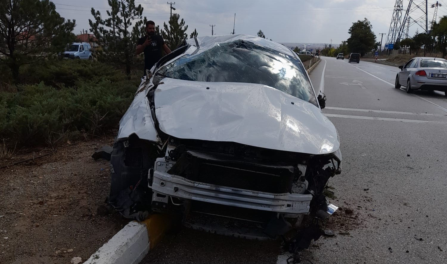 KONYA (AA) – Konya'nın Kulu ilçesinde devrilen otomobildeki 3 kişi