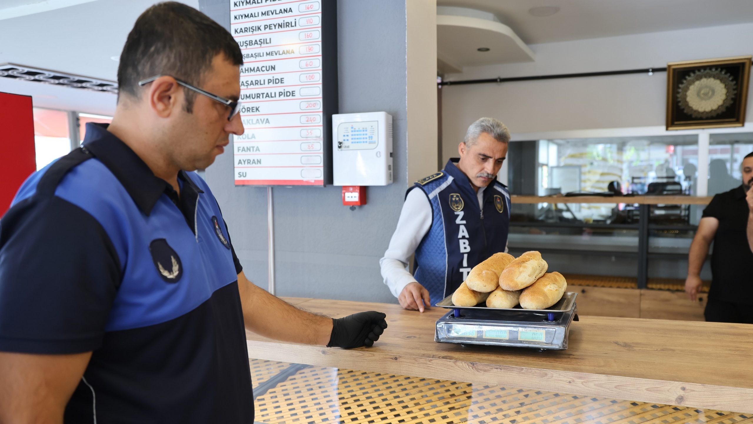 NEVŞEHİR (AA) – Nevşehir Belediyesi Zabıta Müdürlüğü ekipleri, kent merkezindeki