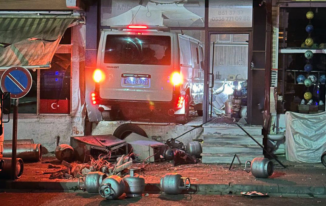 ​​​​​​​SİVAS (AA) – Sivas'ın İmranlı ilçesinde kontrolden çıkan minibüsün girdiği
